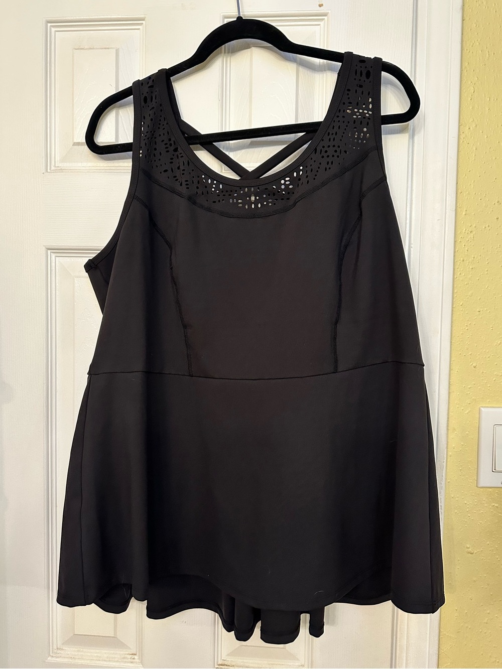 NWT Lane Bryant Livi Active Moisture-Wicking Pleat-Back Peplum Tank Top